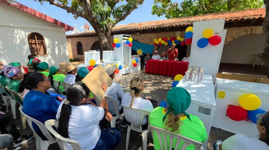 El Gobierno Bolivariano entrega equipos de refrigeración en el municipio Mara para fortalecer el PAEZ