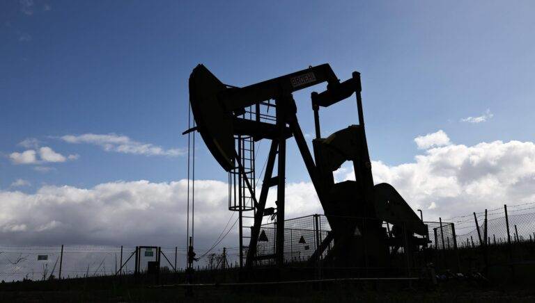 El petróleo Brent supera los $100 este 8 de mayo por tensiones en el Estrecho de Ormuz