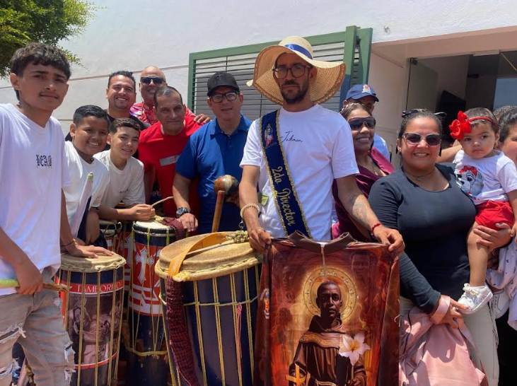 La Alcaldía entregó 35 uniformes a los Vasallos de San Benito en Maracaibo. Conoce los detalles de esta dotación cultural en Santa Lucía