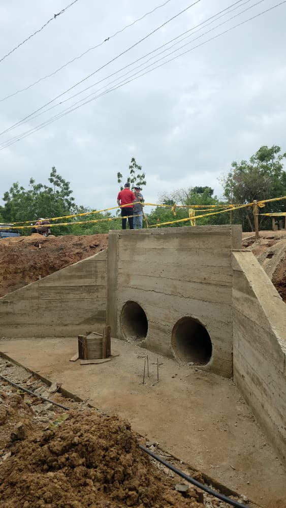 Alcalde Edgar Labarca e inspección de trabajos de alcantarillado en la comunidad El Maluco, parroquia La Sierrita.