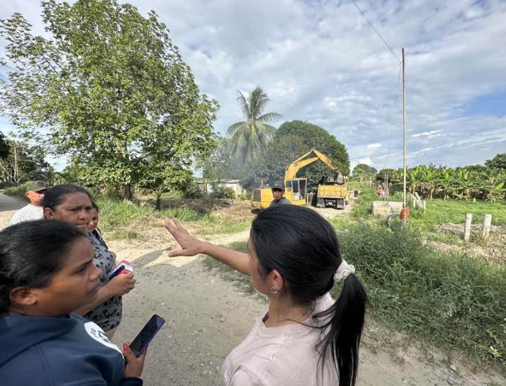 La alcaldesa Misledys Ortigoza entrega alcantarillas y limpia canales para mejorar la vialidad en Urribarri Zulia