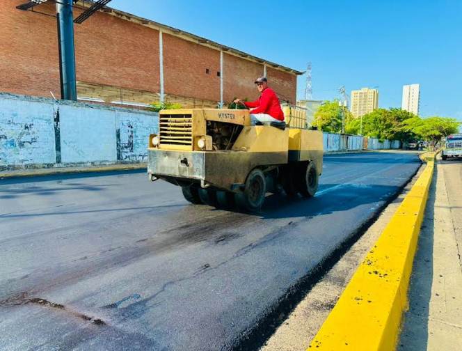 El gobernador Luis Caldera despliega plan de asfaltado en Maracaibo con 5.000 toneladas de mezcla para las avenidas Universidad, 10 y 11