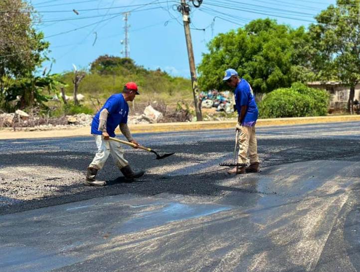 Gobernador Luis Caldera inició Plan de Asfaltado en Bachaquero con 3.500 toneladas de mezcla vial y entregó insumos eléctricos en Valmore Rodríguez