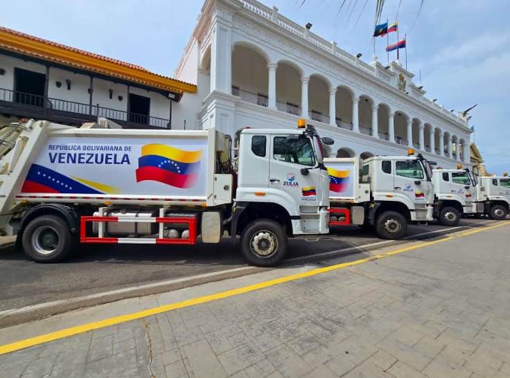 El gobernador Luis Caldera impulsó el plan de recolección de desechos sólidos en el Zulia con la entrega de ocho camiones compactadores