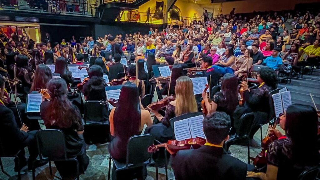 Músicos de la Orquesta Sinfónica de la Costa Oriental del Lago durante el concierto de gala en el CAMLB.