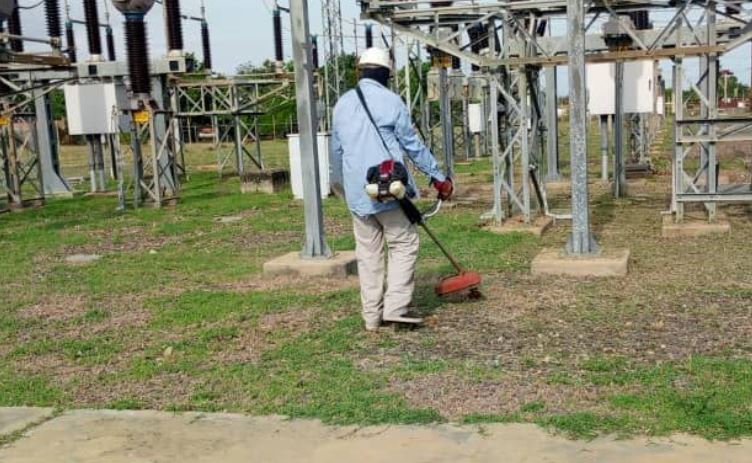 Cuadrillas de CORPOELEC realizan labores de desmalezamiento y control de vegetación en subestación eléctrica del Zulia.