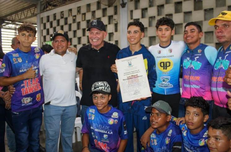 El alcalde Giancarlo Di Martino nombra al ciclista Luis Miguel Hernández Embajador Deportivo de Maracaibo