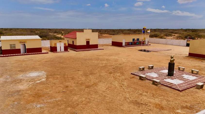 El gobernador Luis Caldera entregó la Escuela Juan Fernández en el Hito 1 de la Guajira