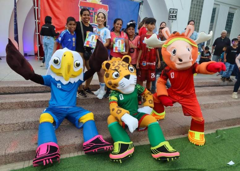 Fanáticos del fútbol en Maracaibo disfrutaron de la promoción del Mundial 2026 en la Plaza de la República