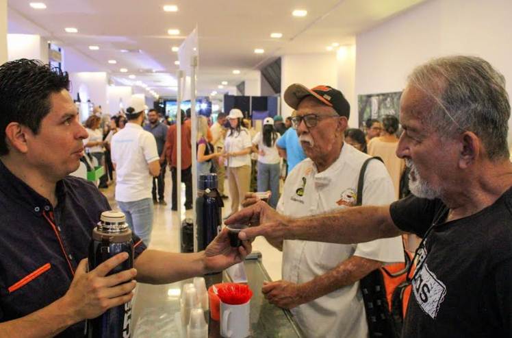 Cerca de 2 mil personas disfrutaron de la I Feria Artesanal Café, Cocuy, Cacao y Miel en Maracaibo