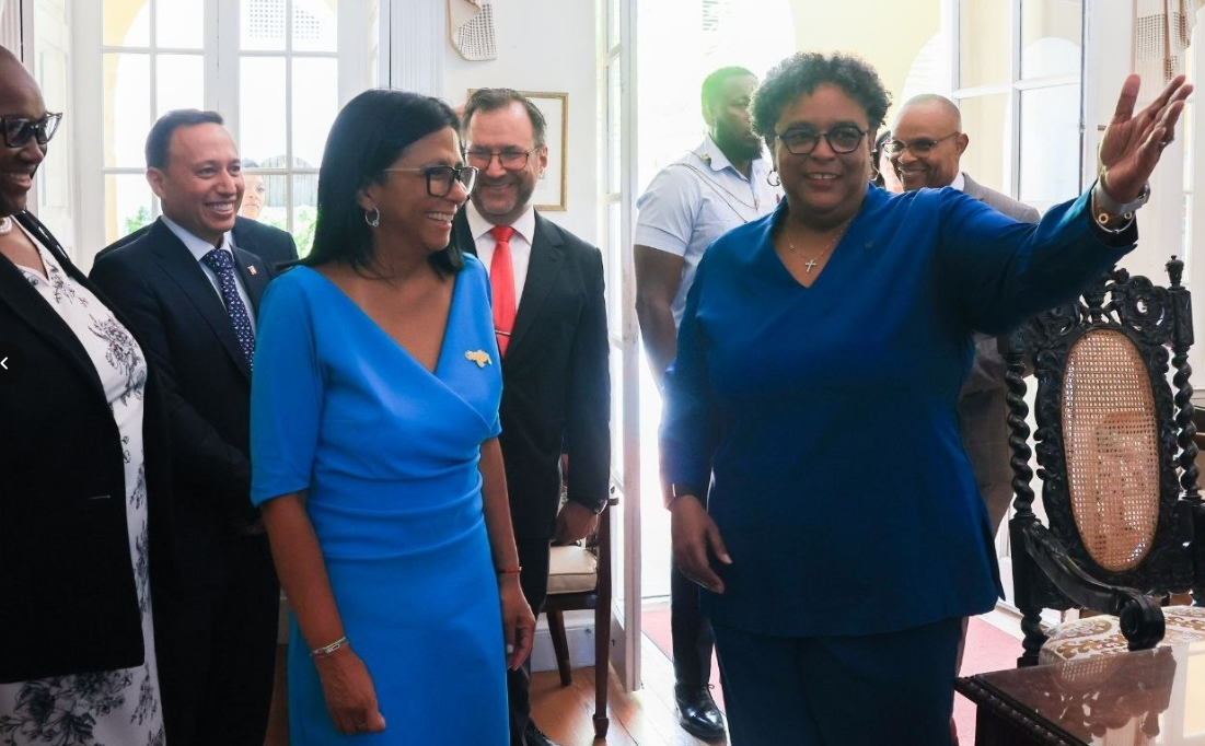 Presidenta encargada Delcy Rodríguez y Primera Ministra Mia Mottley firman acuerdos energéticos en Bridgetown.