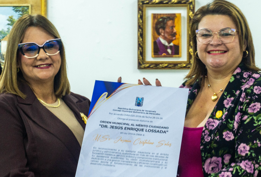 Entrega de la orden Dr. Jesús Enrique Lossada a la contralora Jazmín Cristalino en el Concejo Municipal de Maracaibo.