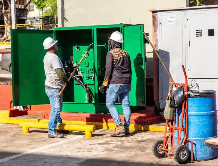 Alcaldía instala transformador en el C.C. Ciudad Chinita. Atienden emergencia comercial derivada de la crisis eléctrica en el Zulia por incendio vehicular