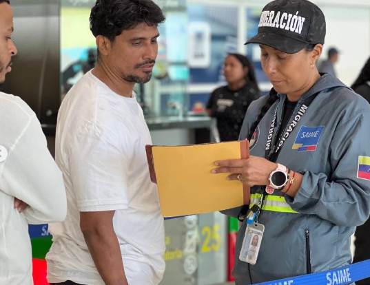 Un total de 126 migrantes venezolanos repatriados desde Florida llegaron a Maiquetía