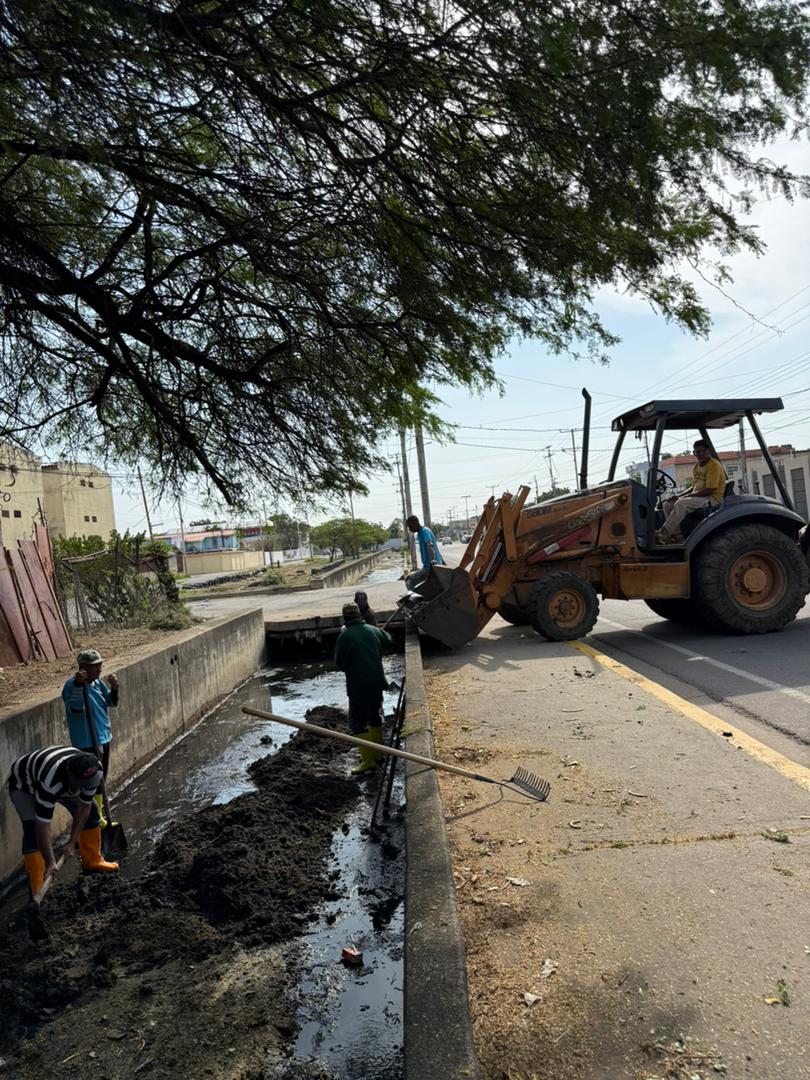 Intensifican Plan de Mantenimiento de Drenajes y Redes de Agua Servidas en Cabimas