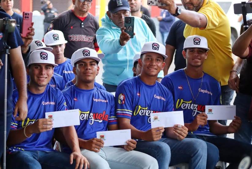 El alcalde Giancarlo Di Martino entregó los boletos aéreos a la Pequeña Liga Coquivacoa para el Campeonato Latinoamericano Senior de Ecuador 2026