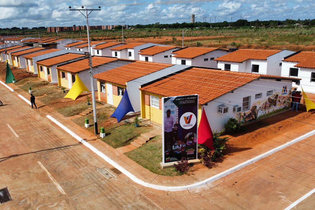 Delcy Rodríguez anuncia que fondos del FMI se usarán para terminar proyectos habitacionales