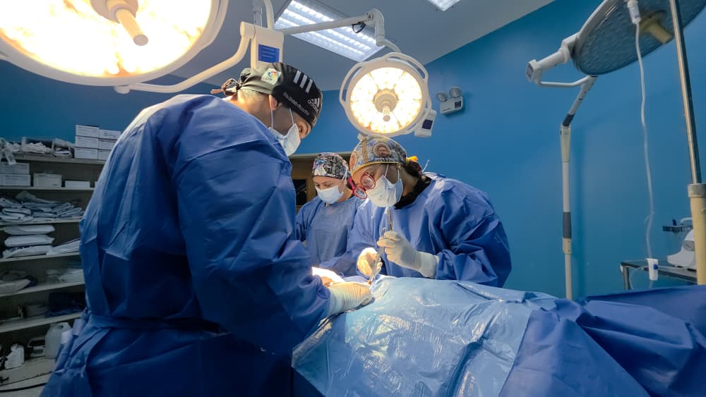 Médicos atienden a pacientes pediátricos durante el Plan Quirúrgico Nacional en Mara.