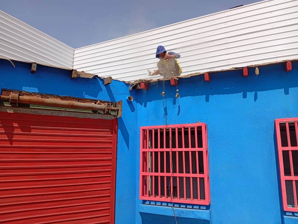 La Alcaldía de Maracaibo instala techo nuevo en el Mercado Santa Rosalía