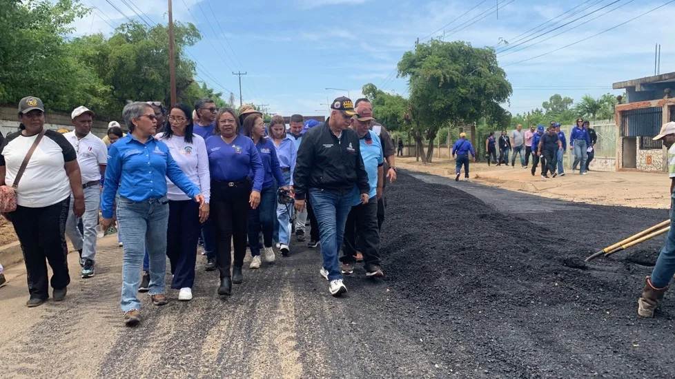 Alcalde José Mosquera inició la rehabilitación vial en Lagunillas