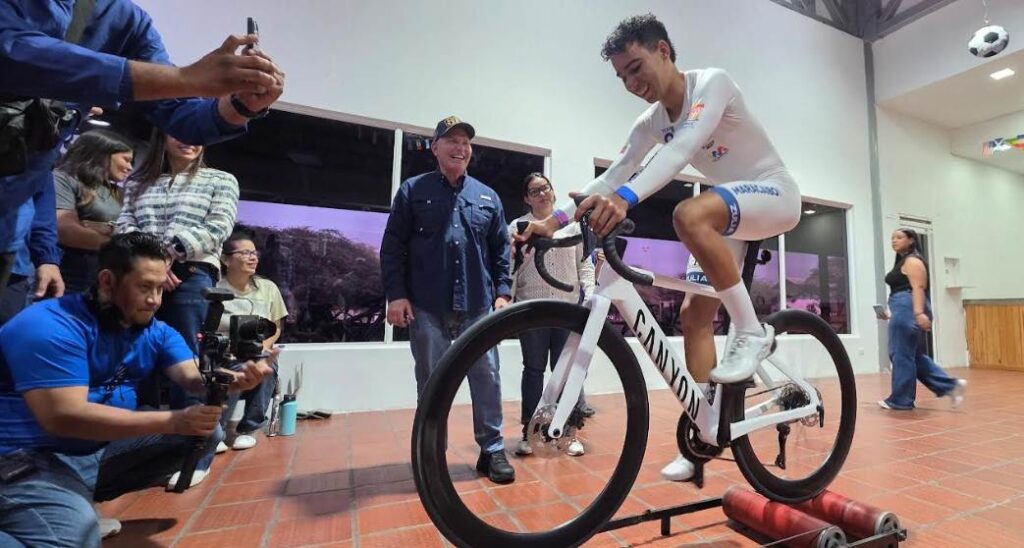 Alcalde Giancarlo Di Martino entrega bicicleta Canyon de alta gama al ciclista Luis Miguel Hernández