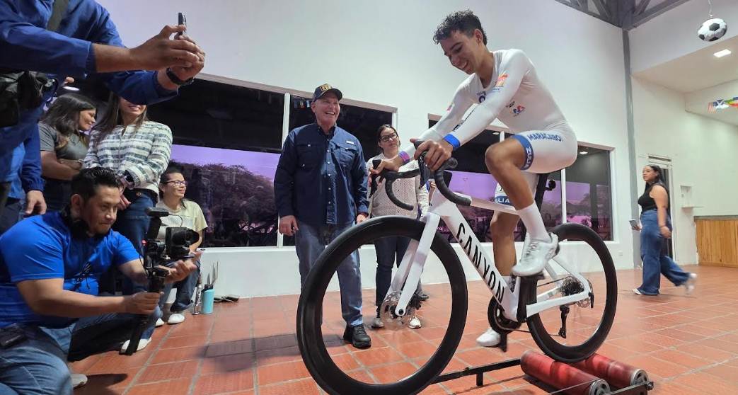 Alcalde Giancarlo Di Martino entrega bicicleta Canyon de alta gama al ciclista Luis Miguel Hernández