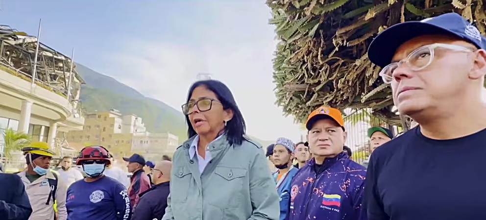 La presidenta encargada Delcy Rodríguez coordina con rescatistas la búsqueda de sobrevivientes en estructuras colapsadas de Macuto