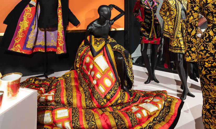 París inaugura una espectacular retrospectiva de Gianni Versace con 120 conjuntos icónicos
