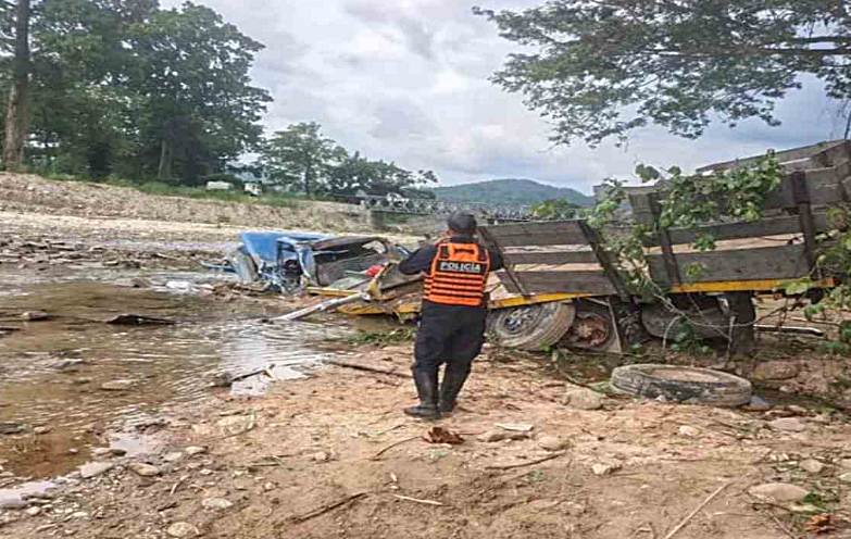Una mujer fallecida y tres heridos tras caer un camión por un precipicio en el puente Guaruríes