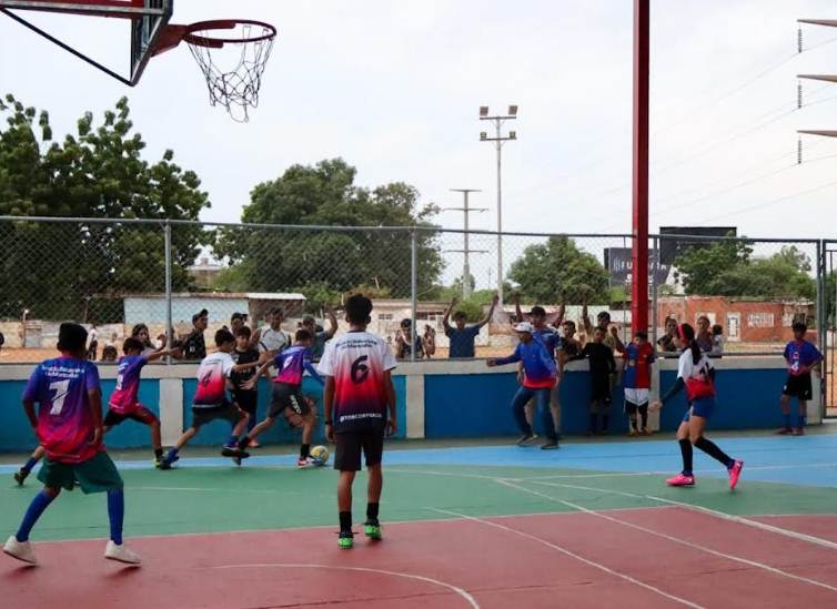 La Alcaldía de Maracaibo entregó un estadio de softbol y dos puentes peatonales totalmente rehabilitados en la parroquia Cecilio Acosta