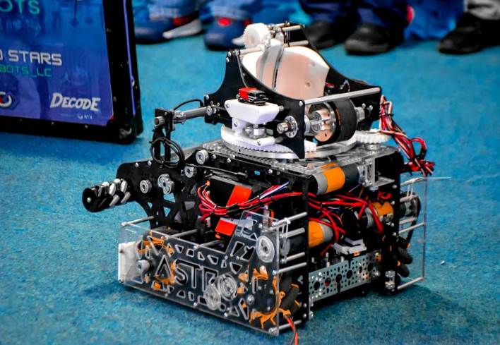 El alcalde Héctor Soto presentó al robot "Halley" del Team Astrobots