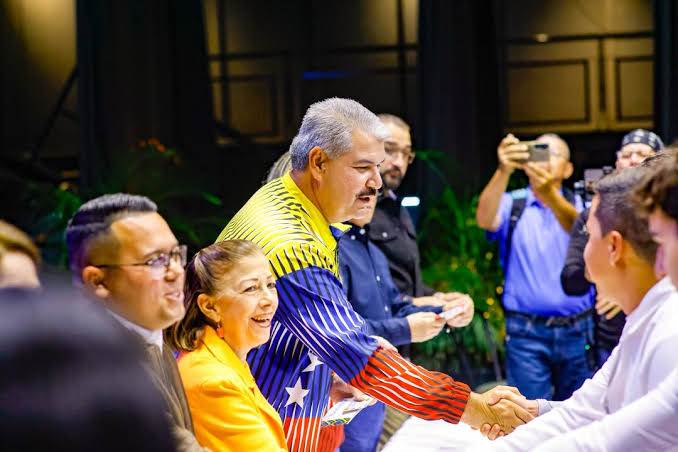 El gobernador Luis Caldera entregó 1.000 becas Jesús Enrique Lossada en el Zulia para estudiantes de universidades públicas