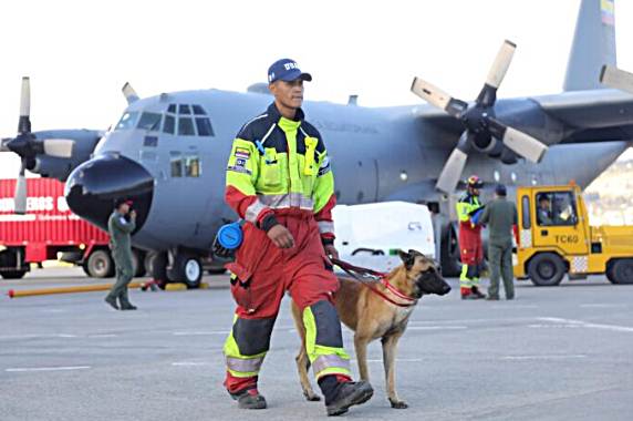 Bomberos, drones y millones de dólares llegan como ayuda internacional en Venezuela tras devastadores sismos