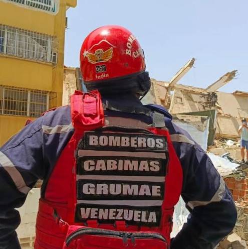 Los bomberos de Cabimas envían un equipo de rescate de élite a La Guaira para apoyar en las labores de salvamento