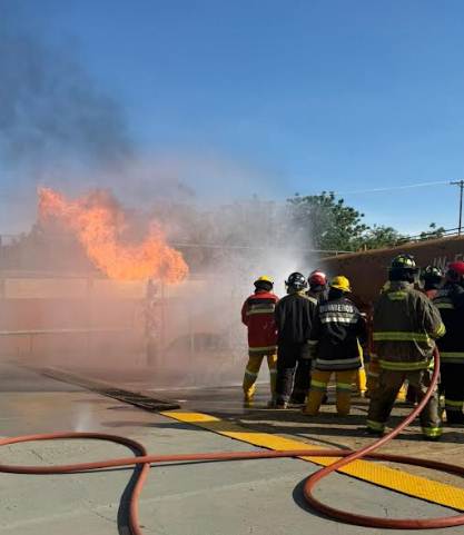 Bomberos de San Francisco se adiestran en el combate de incendios en estructuras petroleras desde la Fire School de Venezuela
