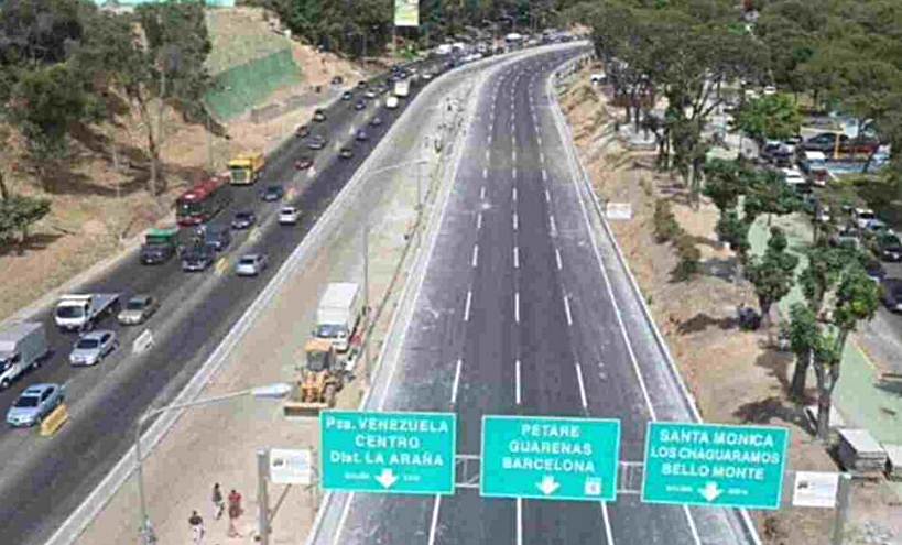 Cierran parcialmente la autopista Valle-Coche en sentido Plaza Venezuela para evaluar daños en el viaducto causados por los terremotos en Venezuela