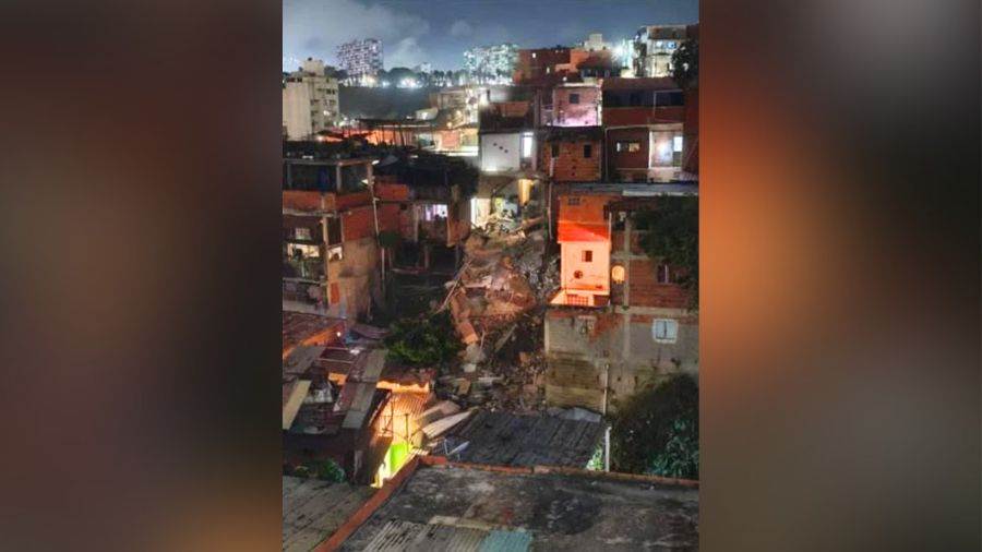 Fuertes lluvias en Caracas provocan el colapso de múltiples viviendas en el sector Las Tinajitas de La Pastora