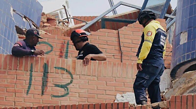 Diez personas siguen atrapadas por el colapso de un edificio tras el sismo en Tucacas
