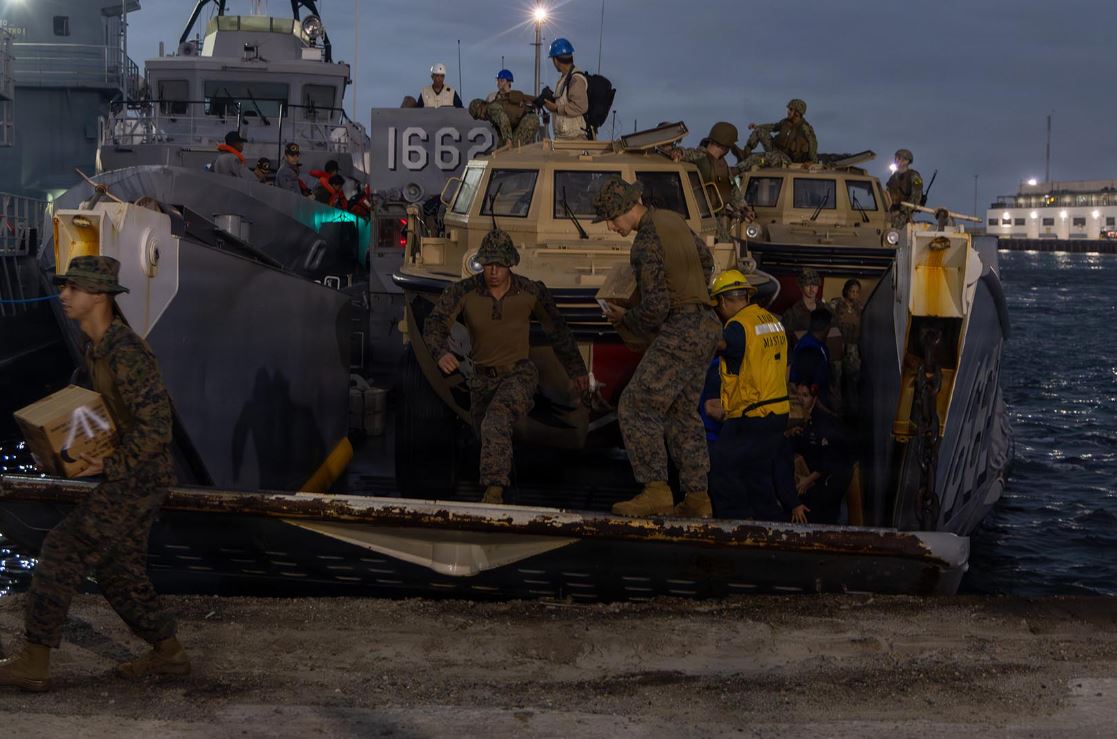 Así desembarcaron marines de EE. UU. ayuda humanitaria en La Guaira