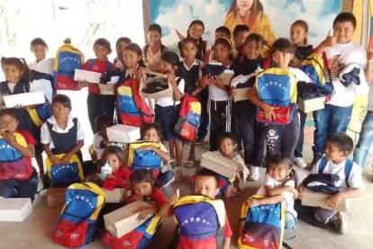 Una mega jornada escolar en el Zulia dotó con uniformes, calzados y mil morrales a 2.121 estudiantes en 27 escuelas de la Alta Guajira