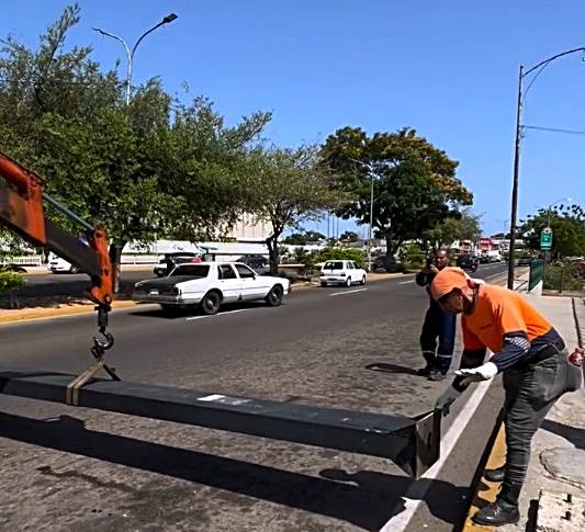 La Alcaldía de Maracaibo construye un nuevo paso peatonal en la avenida La Limpia, entre Galerías y Los Olivos