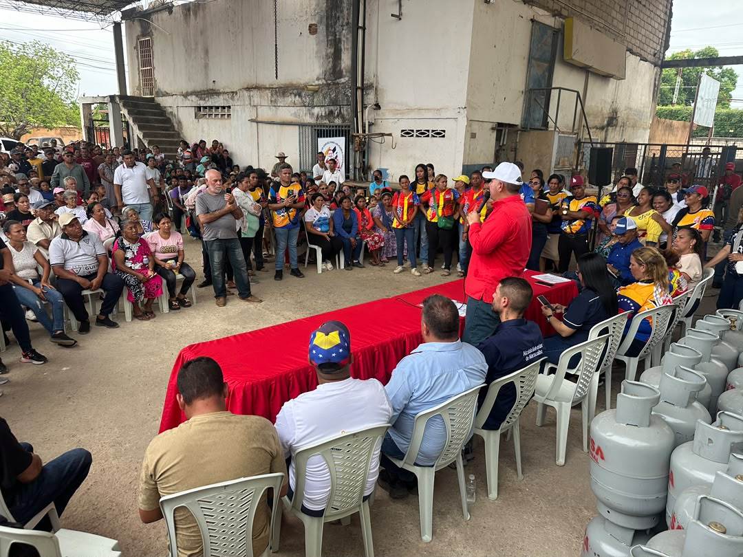 El gobernador Luis Caldera distribuyó 840 cilindros de GLP a comunas de Maracaibo a través del Plan Cayapa