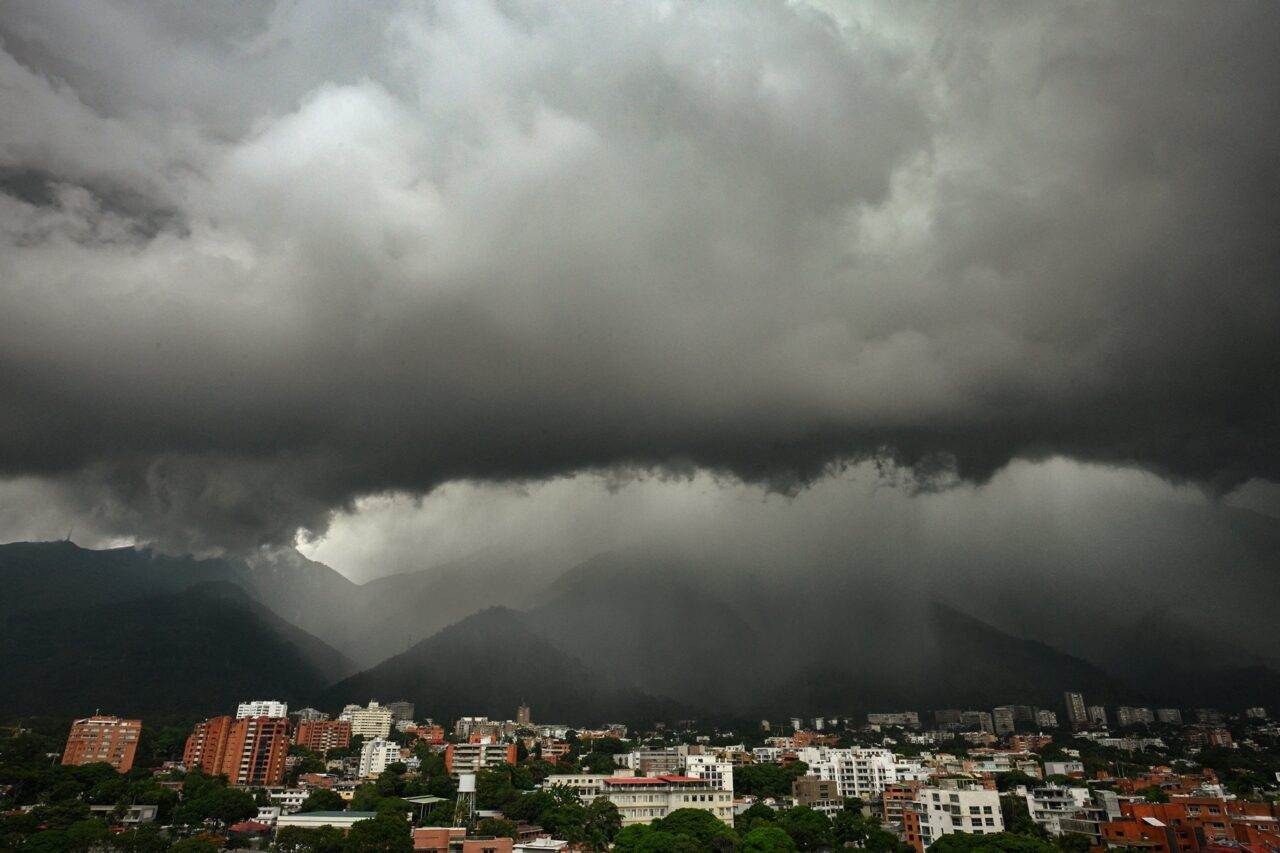 Inameh activa alerta por lluvias en el Zulia y gran parte de Venezuela este martes debido al paso de una vaguada