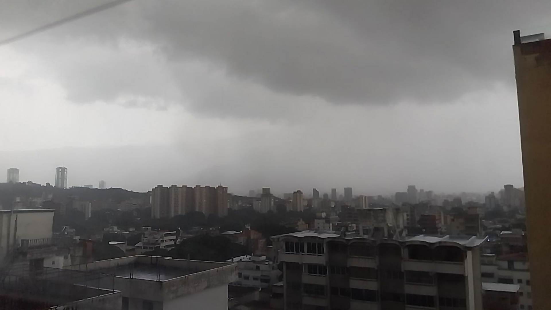 Inameh activa la alerta por lluvias en el Zulia y otras regiones del país por el paso de las ondas tropicales 10 y 11