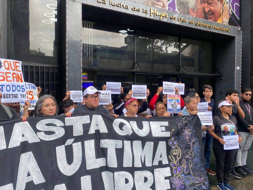 Familiares de presas políticas en Venezuela protestaron ante el Ministerio de la Mujer