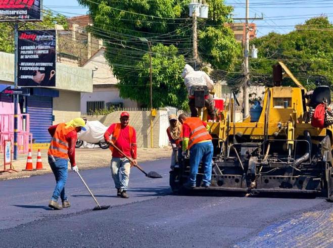 El gobernador Luis Caldera aplicó 1.200 toneladas de asfalto en Olegario Villalobos como parte del Plan Estadal de Vialidad en Maracaibo