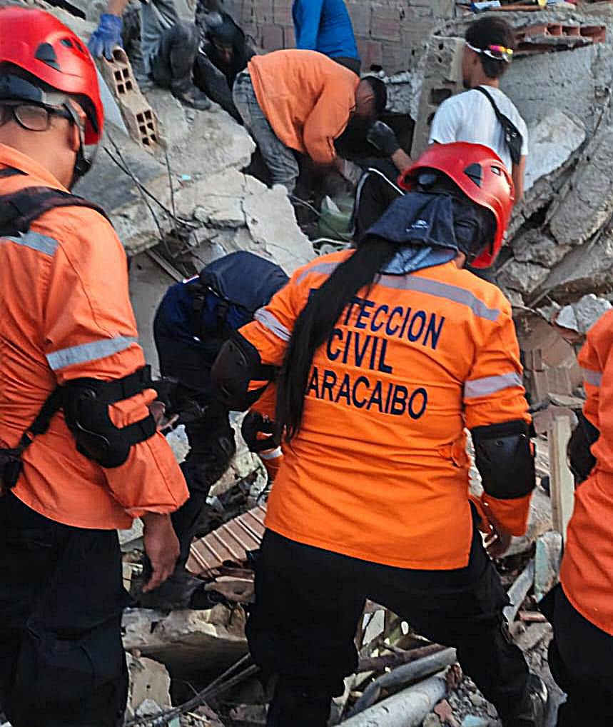 Rescatistas de Maracaibo llegaron a La Guaira tras 14 horas de viaje para unirse a las labores de salvamento por el terremoto en Venezuela