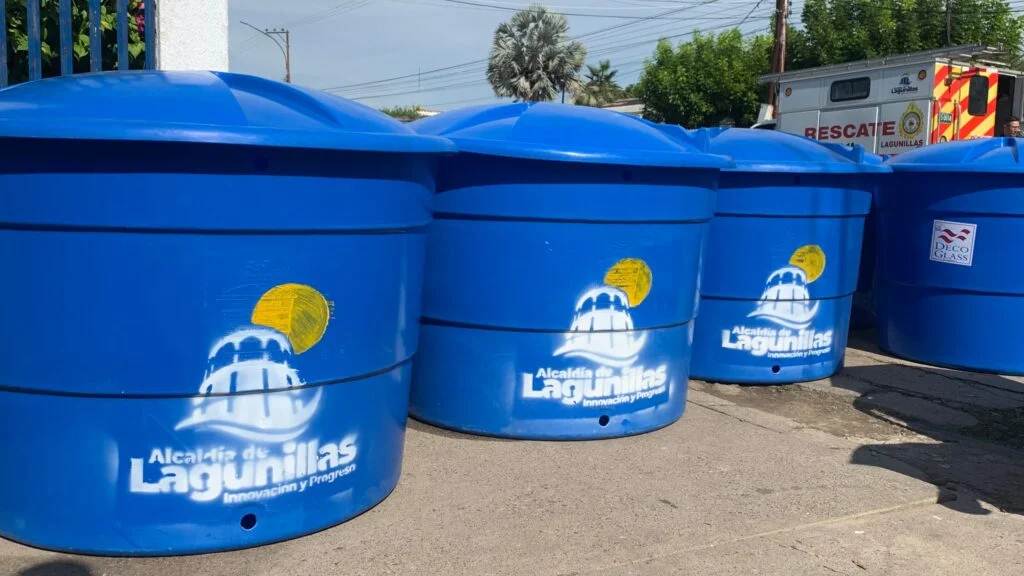 La Alcaldía entregó 100 tanques de agua en Lagunillas para beneficiar a familias de diversos sectores del municipio zuliano
