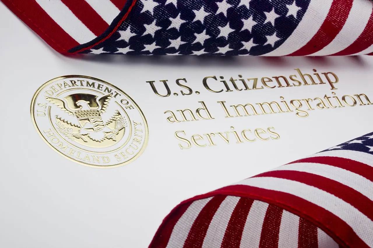 Un juez federal ordenó reanudar los trámites migratorios en Estados Unidos para venezolanos y ciudadanos de otros 38 países