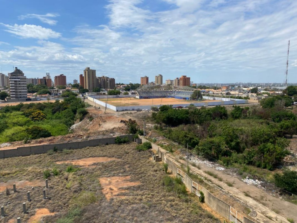 La Alcaldía de Maracaibo construye un talud artificial para frenar el socavamiento del hueco Coquivacoa y proteger la avenida 24